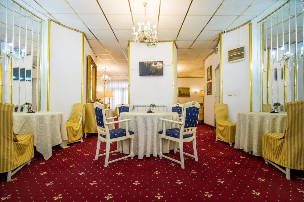 Carpati Imparatul Romanilor Hotel *